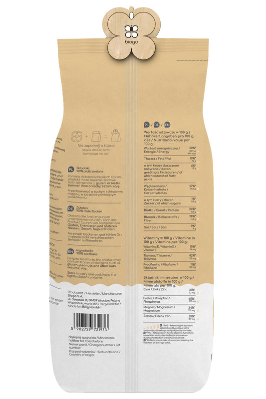 Bio-Haferflocken in 800 g Packung von Biogo GmbH, trockene, gehobelte Haferflocken auf einer weißen Oberfläche.