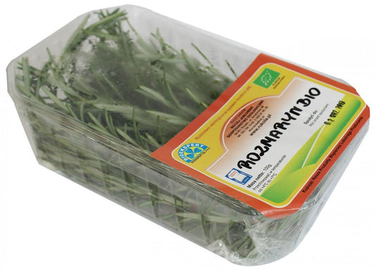 Frischer Bio-Rosmarin von BIO PLANET, polnisch, ca. 50 g, grüne Zweige mit kleinen Nadeln auf einem Holztablett.
