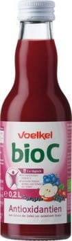 BIO C Saftmischung von VOELKEL in 200 ml Flasche, reich an Antioxidantien, zeigt die bunte Fruchtmischung im Glas.