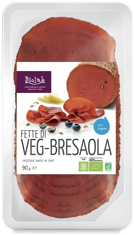 Bio pflanzliche Breasola-Alternative von ECOR, 90 g, auf einem Teller mit frischen Beilagen, vegetarisch und biologisch.