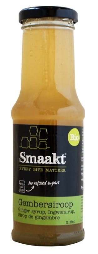 BIO Ingwersirup von SMAAKT in 215 ml Flasche, zeigt die klare Flüssigkeit mit Ingwerstücken im Glas.