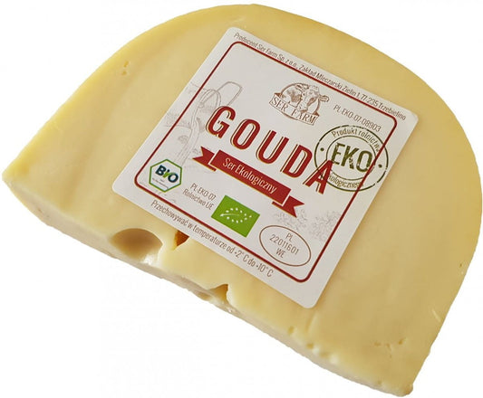 Bio-Gouda-Käse von SER FARM, ca. 350 g, in Scheiben geschnitten, auf einem Holzteller präsentiert.