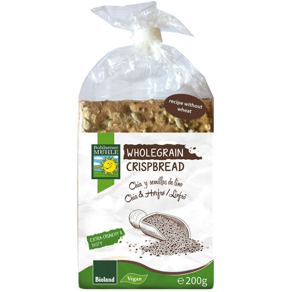 Knusperbrot mit Chiasamen, Bio, von BOHLSENER MÜHLE, 200 g, frisch und knusprig auf einem Holzbrett.