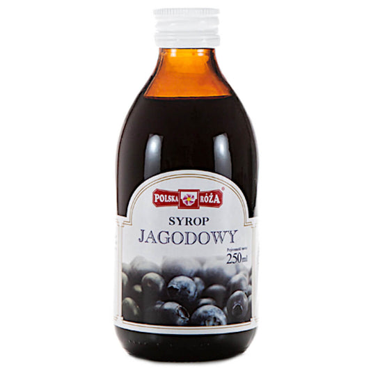 Heidelbeersirup in 250 ml Flasche von Polska Roza, dunkler Beerenlikör mit fruchtigem Aroma, auf weißem Hintergrund.