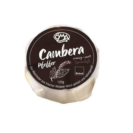 Camembertkäse mit Pfeffer von OMA, Bio, 125 g, cremiger Käse mit Pfefferkruste, auf weißem Hintergrund.