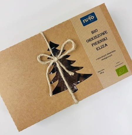 Bio Dinkellebkuchen von NIRO, 200 g, mit zarten, dunklen Lebkuchenstücken, frisch und aromatisch, auf einem Teller präsentiert.