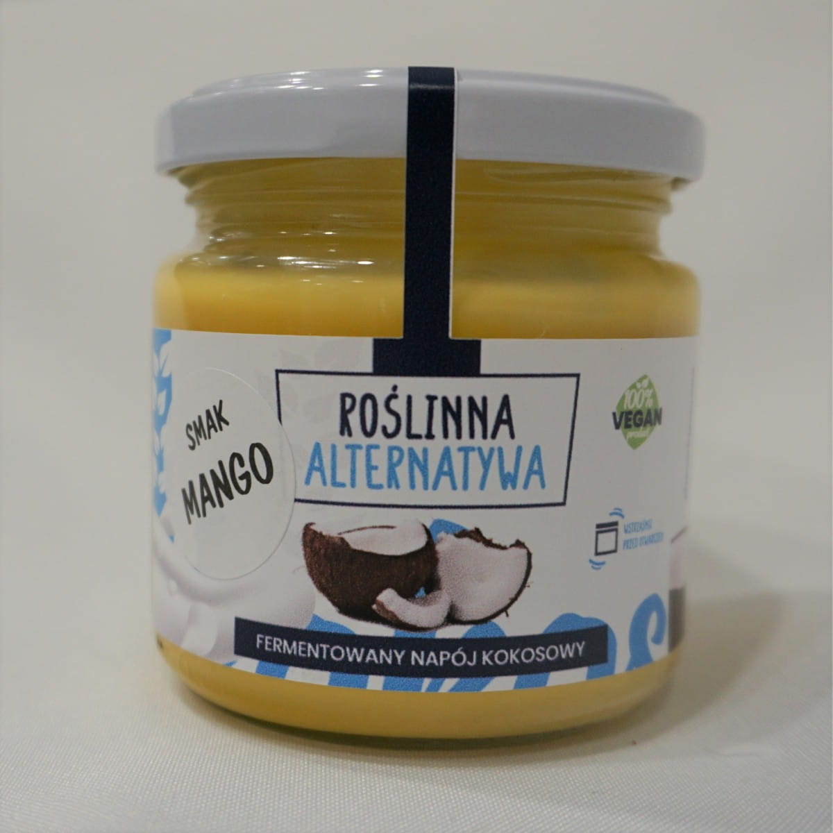 Gesundes fermentiertes Kokosnuss-Dessert mit Mango, 160 g, von HEALTHY SEEDS, cremig und fruchtig auf einem Teller serviert.