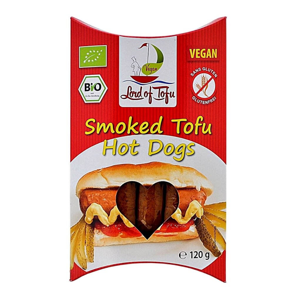 Vegane Würstchen mit glutenfreiem Tofu von LORD OF TOFU, 120 g, auf einem Teller mit frischen Beilagen.