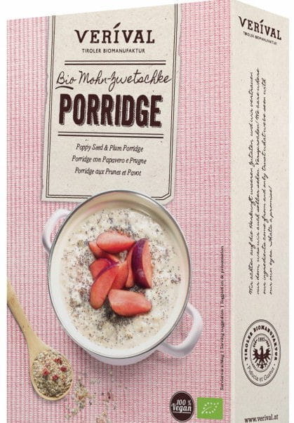 Brei mit Mohn und Pflaumen, 450g von VERIVAL, EKO, in einer offenen Schüssel mit Mohnsamen und Pflaumenstücken.