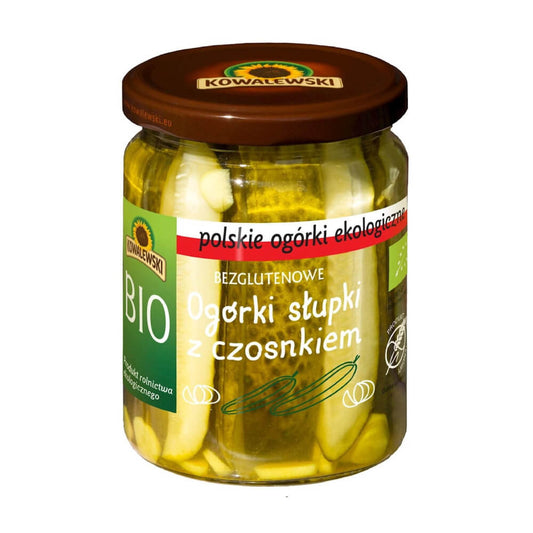 Eingelegte Gurken mit Knoblauch von KOWALEWSKI, glutenfrei und biologisch, in einer 480 g Packung auf einem Teller.