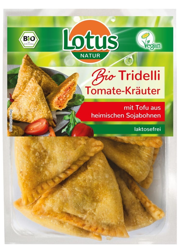 Vegane Teigtaschen mit Tofu, Tomaten und Kräutern von LOTUS, BIO, 180 g, auf einem Teller serviert.