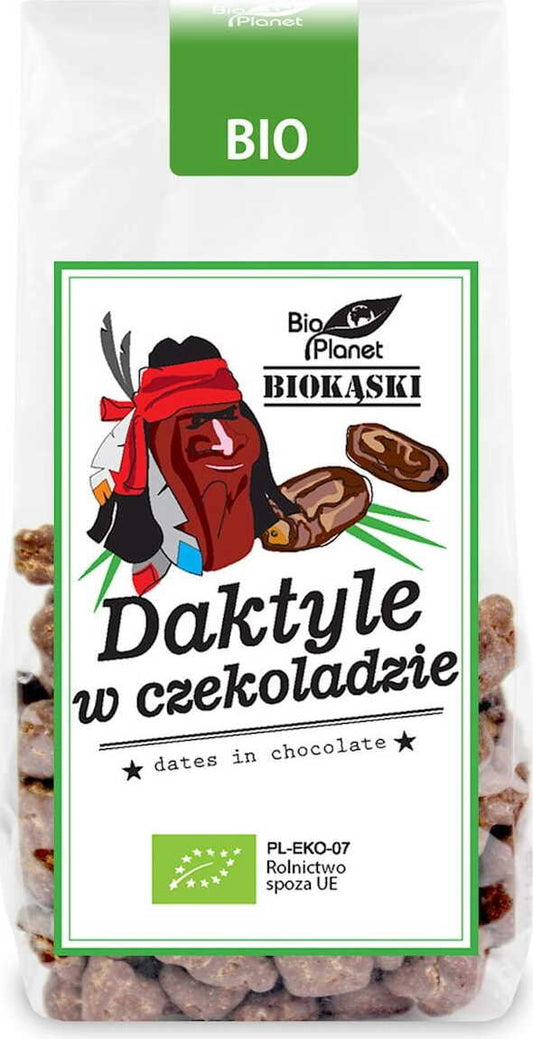 Datteln in Rohschokolade BIO von BIO PLANET, 100 g, zeigt die süßen Datteln in dunkler Schokolade auf weißem Hintergrund.