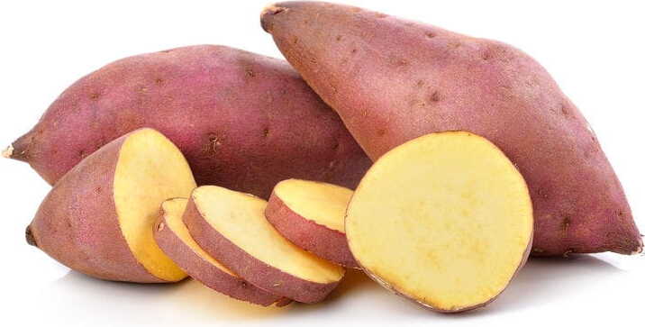 Frische weiße Bio-Süßkartoffeln von BIO PLANET, ca. 1 kg, auf einem Holztablett, sauber und bereit zum Kochen.