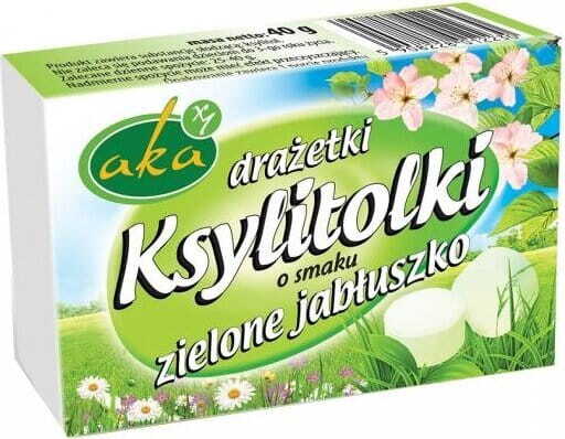 Grüne Apfel Pulverdragees mit Xylit, zuckerfrei, von AKA, 40 g, Nahaufnahme der bunten Bonbons in Verpackung