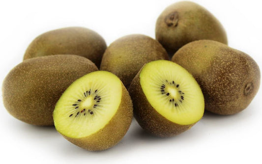 Frischer gelber Bio-Kiwi im Multipack, ca. 6 kg, von BIO PLANET, auf einem Holztisch liegend.