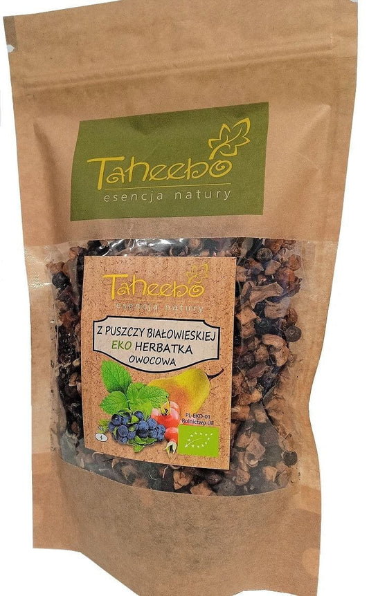 Bio Früchtetee aus dem Białowieża-Wald von TAHEEBO, 200 g, mit bunten Früchten in einer Teekanne auf einem Holztablett