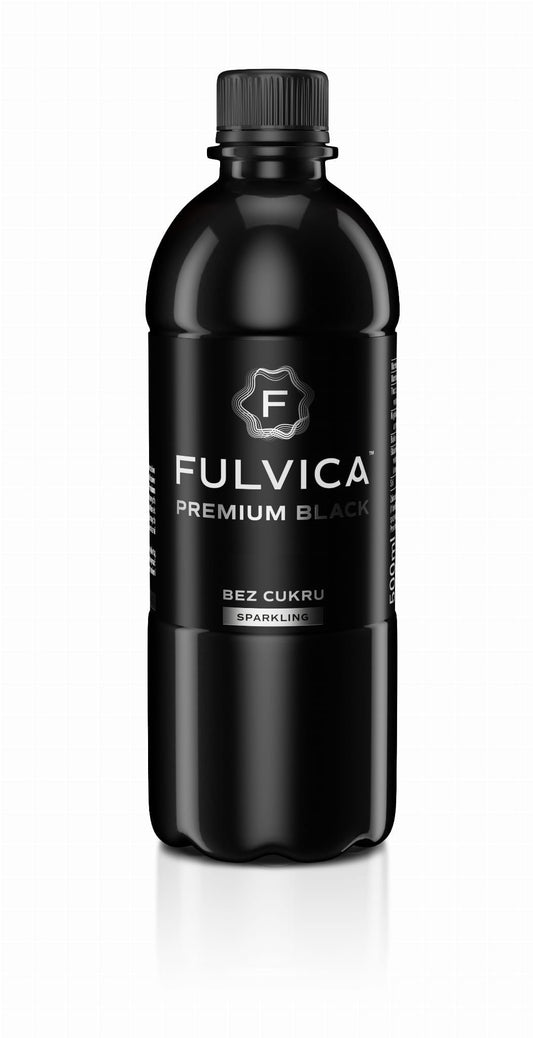 Schwarzes Sprudelwasser in 500 ml Flasche von FULVICA, sprudelnd und erfrischend in der Hand gehalten