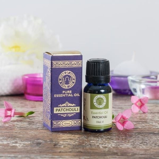 Ätherisches Patschuli-Öl 10 ml von SONG OF INDIA in dunkler Flasche, mit naturbelassenem Öl im Glasbehälter.