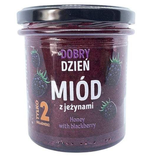 Honig mit Brombeere in 375g Glas von KOZACKI BEEBERRY, PSZCZELARZ KOZACKI, mit Brombeeren und Honig auf weißem Hintergrund