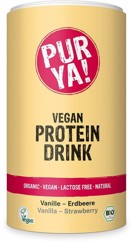 Bio Proteindrink mit Vanillegeschmack und Erdbeere von PUR YA!, 550 g, zeigt den fertigen Drink in einem Glas mit Erdbeeren.