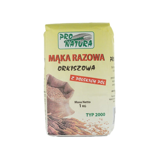 Dinkelvollkornmehl von PRO NATURA in 1 kg Verpackung, zeigt das Mehl in einem Glasbehälter mit Mehl und Dinkelkörnern.