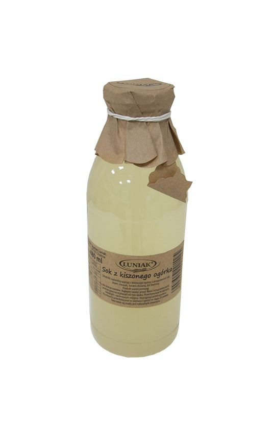 Eingelegter Gurkensaft in 480ml Flasche von LUNIAK, klare Flüssigkeit mit Gurkenaroma, braun-grüne Farbe, Blick auf Flasche