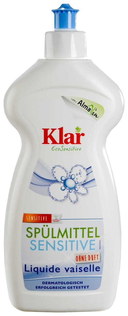 Flasche KLAR Geschirrspülmittel sensitiv eco 500 ml mit umweltfreundlicher Formel, auf weißem Hintergrund stehend