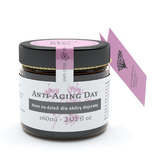 Anti-Aging Tagescreme für reife Haut von biogo, 60ml, cremige Textur in einem weißen Tiegel mit blauem Deckel.