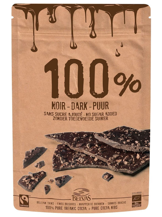 Bio glutenfreie Kakaotabletten Criollo von BELVAS, 80 g, mit zerkleinerten Kakaokörnern, dunkle Schokoladentafel auf weißem Hintergrund