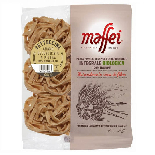 Frische Bio-Vollkornnudeln Fettucine von PASTAIOMAFFEI, 250 g, ungekocht, mit sichtbaren Nudeln auf weißem Hintergrund