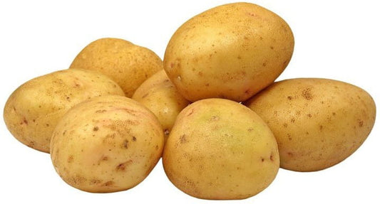 Frische Bio-Kartoffeln von BIO PLANET, ca. 2 kg, lagern in einem Korb auf einem Holztisch, natürliche Beleuchtung